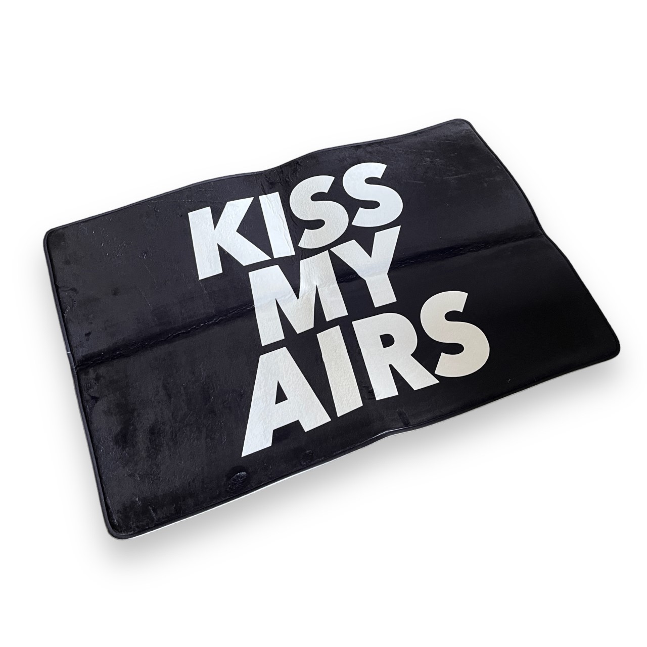 Kiss My Airs Sneaker Logo Gulvmåtte i Sort 150 x 80 cm